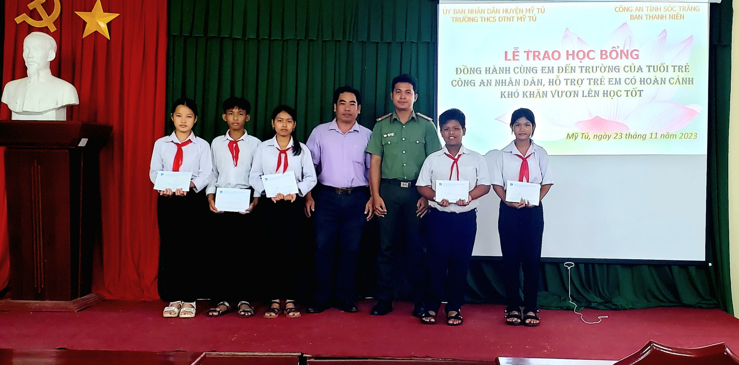 LỄ TRAO HỌC BỔNG CỦA BAN THANH NIÊN CÔNG AN TỈNH SÓC TRĂNG CHO HỌC SINH KHÓ KHĂN VƯỢT KHÓ